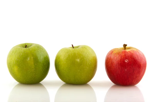 Зелені яблука з одним червоним — стокове фото