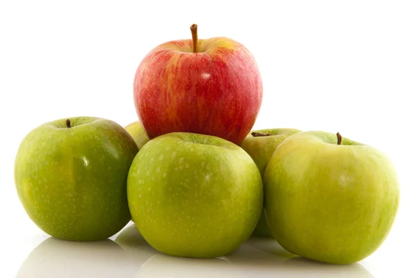 Grüne Äpfel mit einem roten — Stockfoto