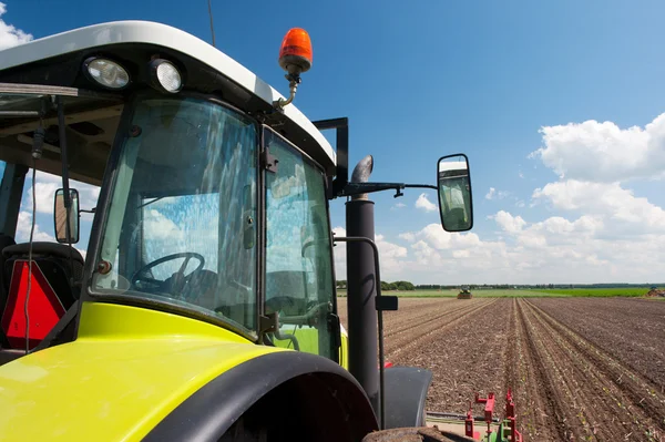 Traktor auf den Feldern — Stockfoto