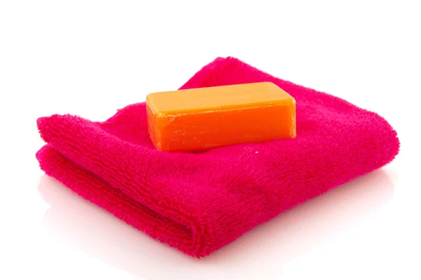 Toalla rosa plegada con barra de jabón — Foto de Stock