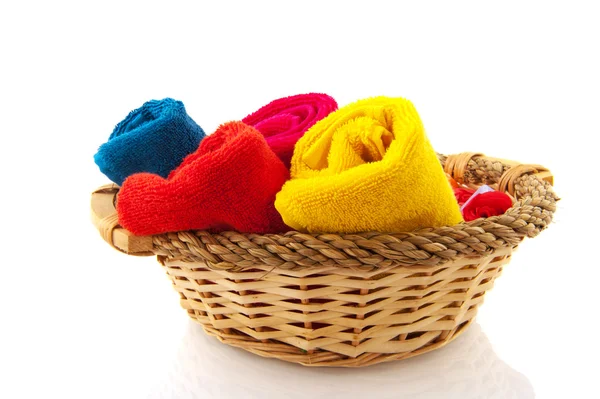 Válcované ručníky v košíku — Stock fotografie