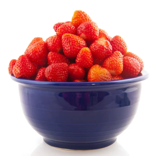 Blå skål med jordgubbar — Stockfoto
