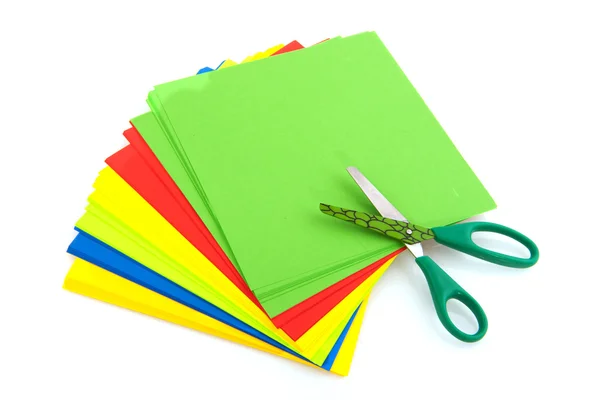 Детские ножницы с цветной бумагой — стоковое фото