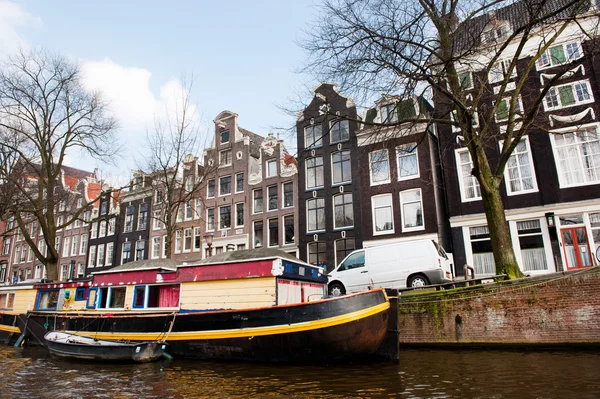 Canal house boat Amsterdam — Stok fotoğraf