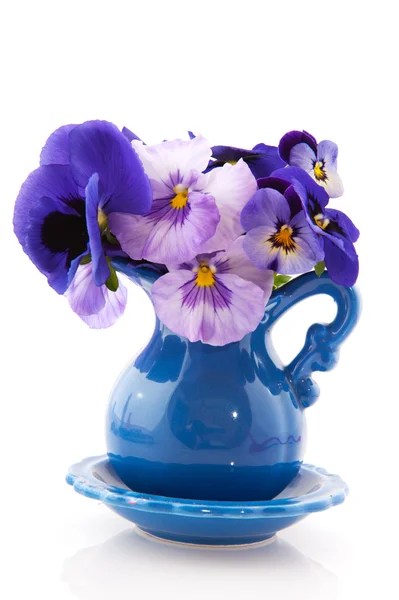 Vaso blu con viole del pensiero — Foto Stock