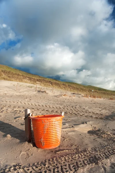 Korb für Müll am Strand — Stockfoto