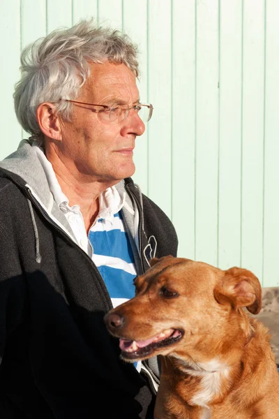 Uomo anziano con il suo cane — Foto Stock