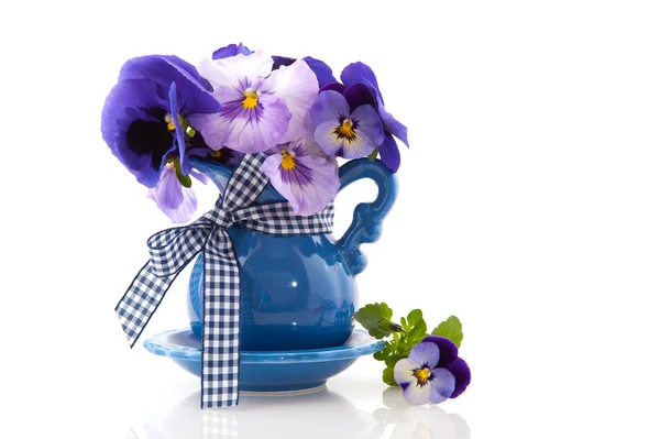 Vaso blu con viole del pensiero — Foto Stock