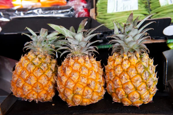 Ananas al mercato — Foto Stock