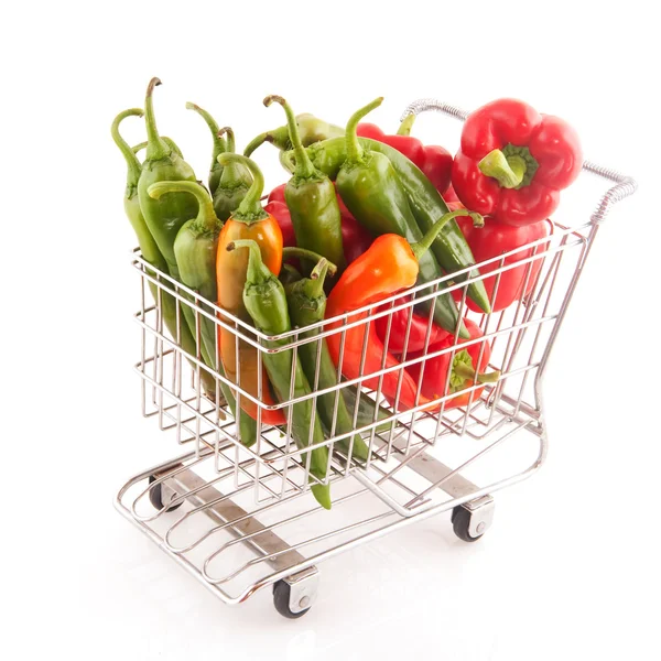 Bevásárlókocsi zöldségekkel — Stock Fotó