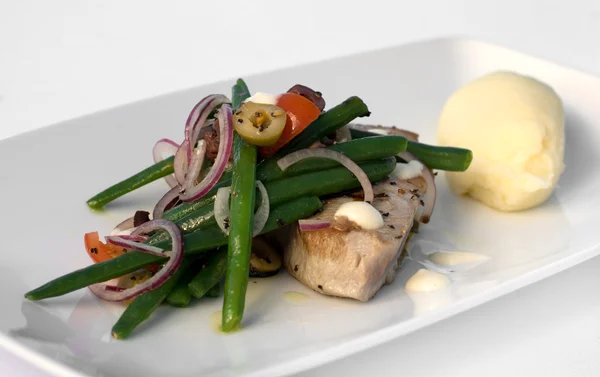 Grillezett tonhal steak zöldségekkel — Stock Fotó