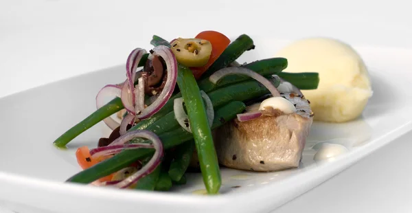 Grillowany stek z tuńczykiem z warzywami — Zdjęcie stockowe