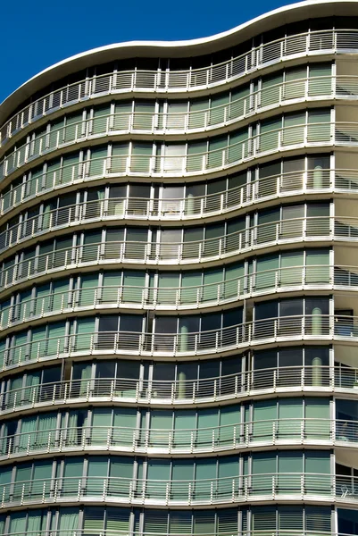 Moderno edificio de apartamentos —  Fotos de Stock