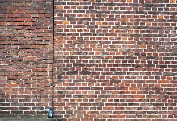 Старая кирпичная стена с бутылкой — стоковое фото