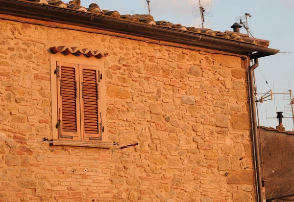 Casa italiana com antenas — Fotografia de Stock