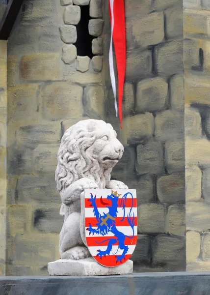 Sten lejon håller täckbricka Brygge — Stockfoto
