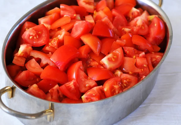 Tomaten in aluminium schotel — Stockfoto