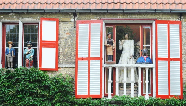Старые витрины и куклы, смотрящие в окно — стоковое фото