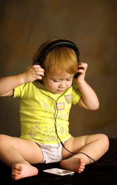 Müzik dinler