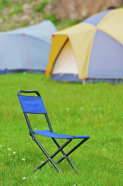 Πτυσσόμενα μπλε στρατόπεδο καρέκλα — Φωτογραφία Αρχείου