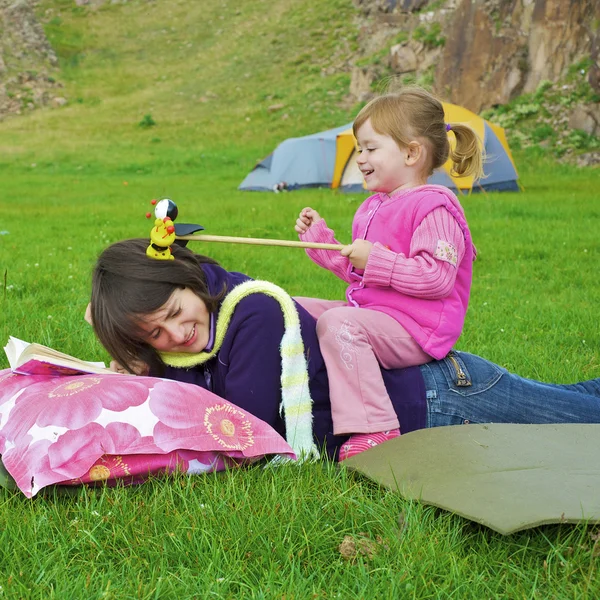 Girl plays with her sister — Stock Photo, Image