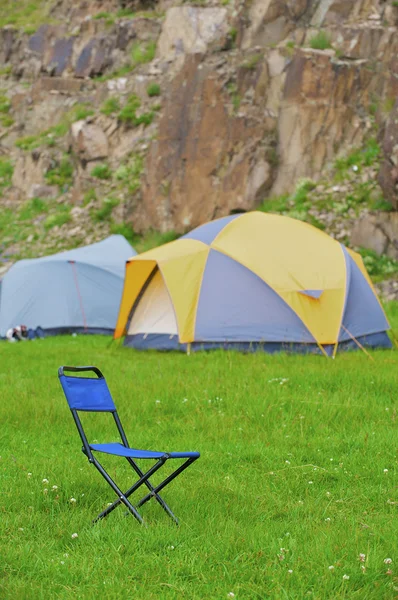 Cadeira de acampamento azul dobrável — Fotografia de Stock