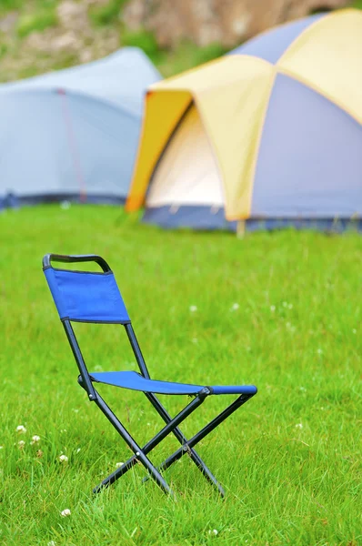Розкладний синій стілець табору — стокове фото