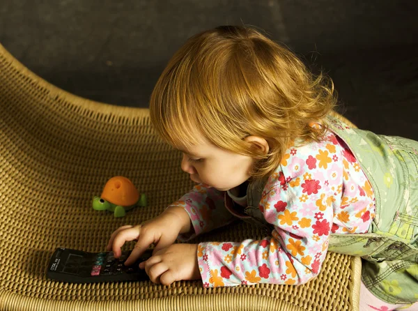Κορίτσι παίζει με την πολυθρόνα — Φωτογραφία Αρχείου