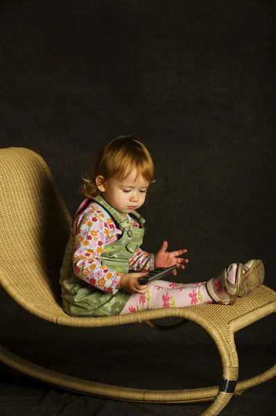 Κορίτσι παίζει με την πολυθρόνα — Φωτογραφία Αρχείου
