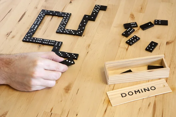 Jogando dominó jogo — Fotografia de Stock