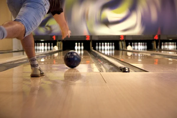 Spela bowling — Stockfoto