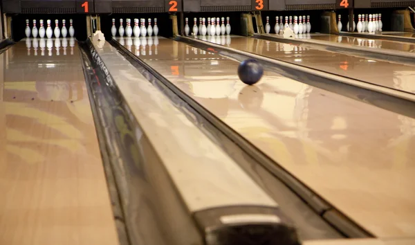 Spela bowling — Stockfoto