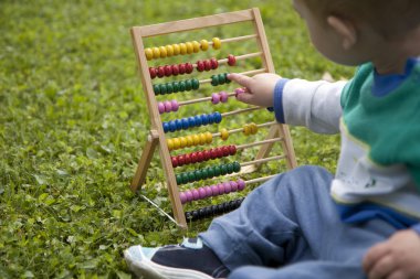 küçük bir çocukla abacus