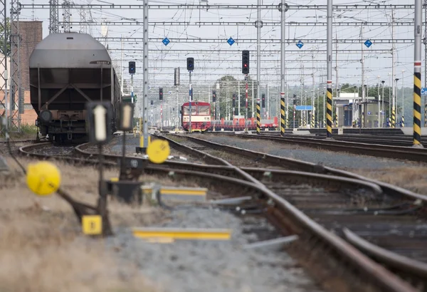 Spoorweg track met treinen — Stockfoto