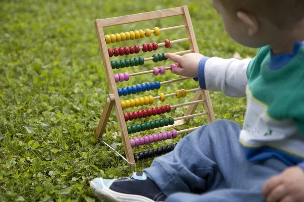 Malé dítě s abacus — Stock fotografie