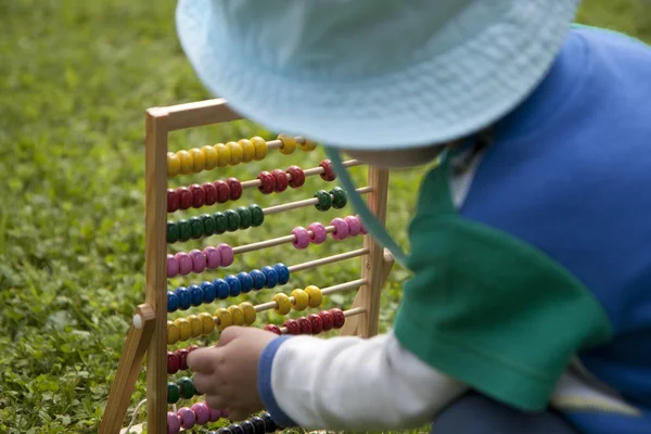เด็กน้อยกับ abacus — ภาพถ่ายสต็อก