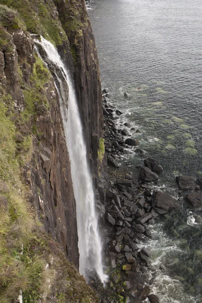 Водопад на Скай, Шотландия — стоковое фото