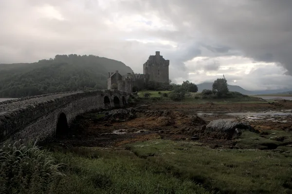 Темний Eilean Donan замок - Hdr-зображення — стокове фото