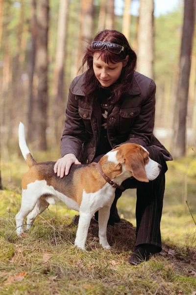 Γυναίκα με το beagle — Φωτογραφία Αρχείου