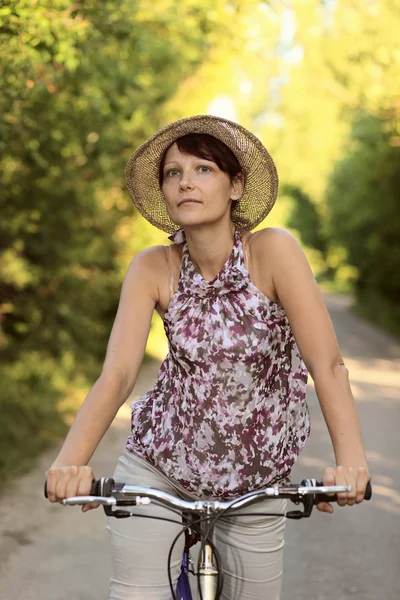 自転車の女 — ストック写真