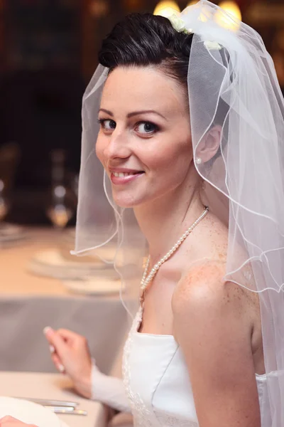 Посміхаючись наречена — стокове фото