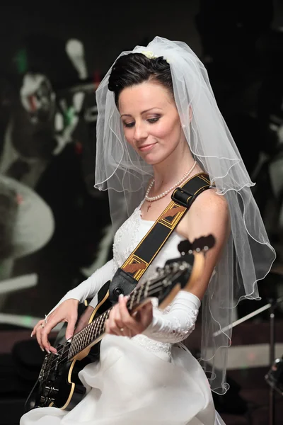 Braut mit Gitarre. — Stockfoto
