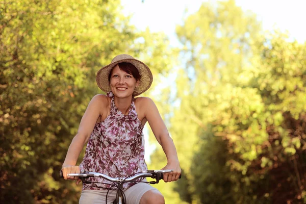 Bisikletli kadın — Stok fotoğraf