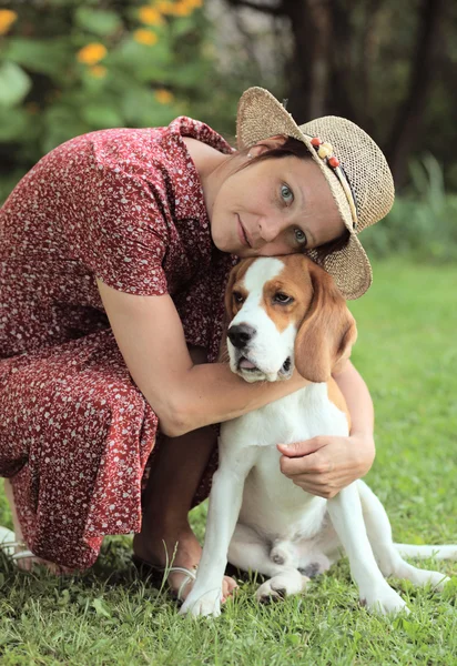 Mujer con perro —  Fotos de Stock
