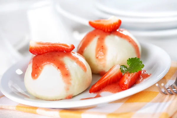 Dumplings with strawberry - knoedel — Stock Photo, Image