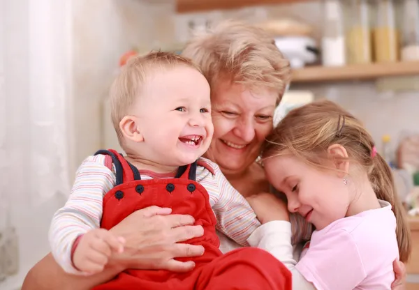 Szczęśliwe dzieci z babcia — Zdjęcie stockowe
