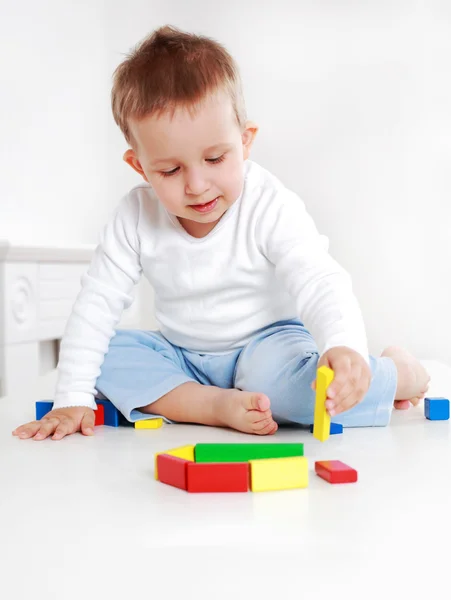 Vackra pojke leker med block — Stockfoto