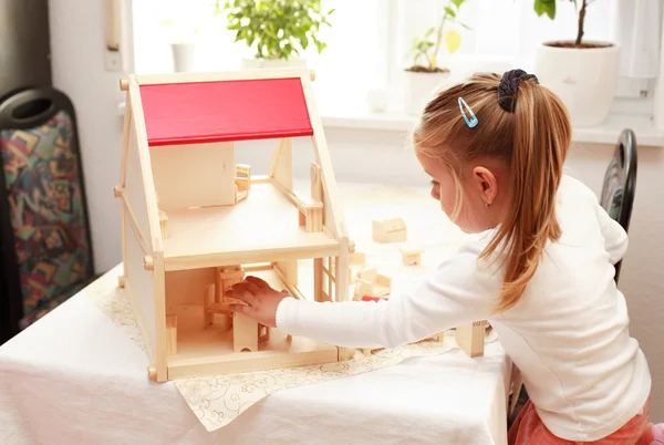 Hraní s domeček pro panenky — Stock fotografie