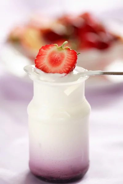 Фруктовый йогурт с низким содержанием калорий — стоковое фото