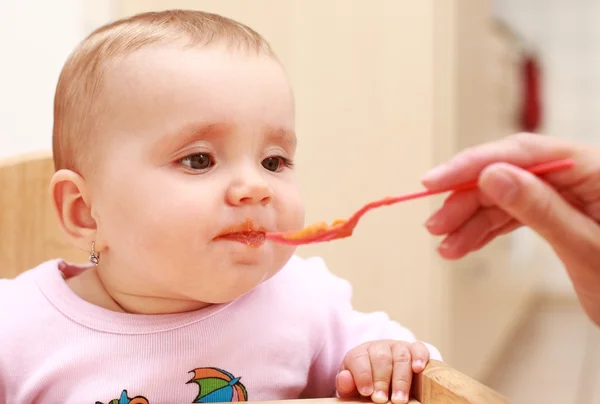 Nutrire il bambino — Foto Stock